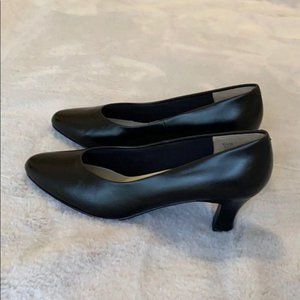 9.2.5 Black Pumps Size 6.5